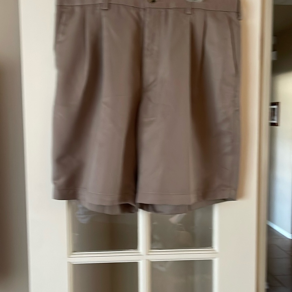 Round Tree & York Men's Tan Shorts